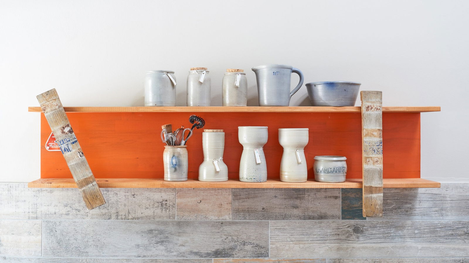 Salzbrand-graublau-Salzglasur-westerw&auml;lder Steinzeug-H&ouml;hr-Grenzhausen- Westerwald-Rheinland-Pfalz-Kannenb&auml;ckerland