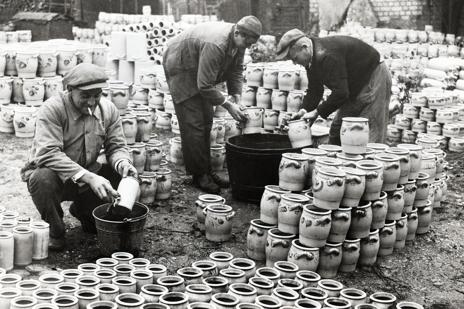 kannen, bembel, graublau, h&ouml;hr-grenzhausen, natur-kultur-keramik, keramikmuseum westerwald, keramik, arbeiter, schwarzwei&szlig;, ton, hollandg&auml;nger