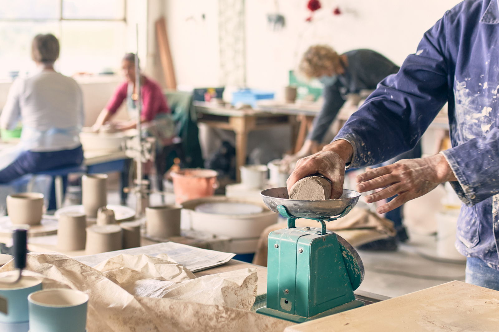 ton, ton wiegen, waage, hände, handarbeit, arbeiter, schüler, workshop, keramikworkshop, natur-kultur-keramik, kannenbäckerland, höhr-grenzhausen, keramikgruppe, workshop