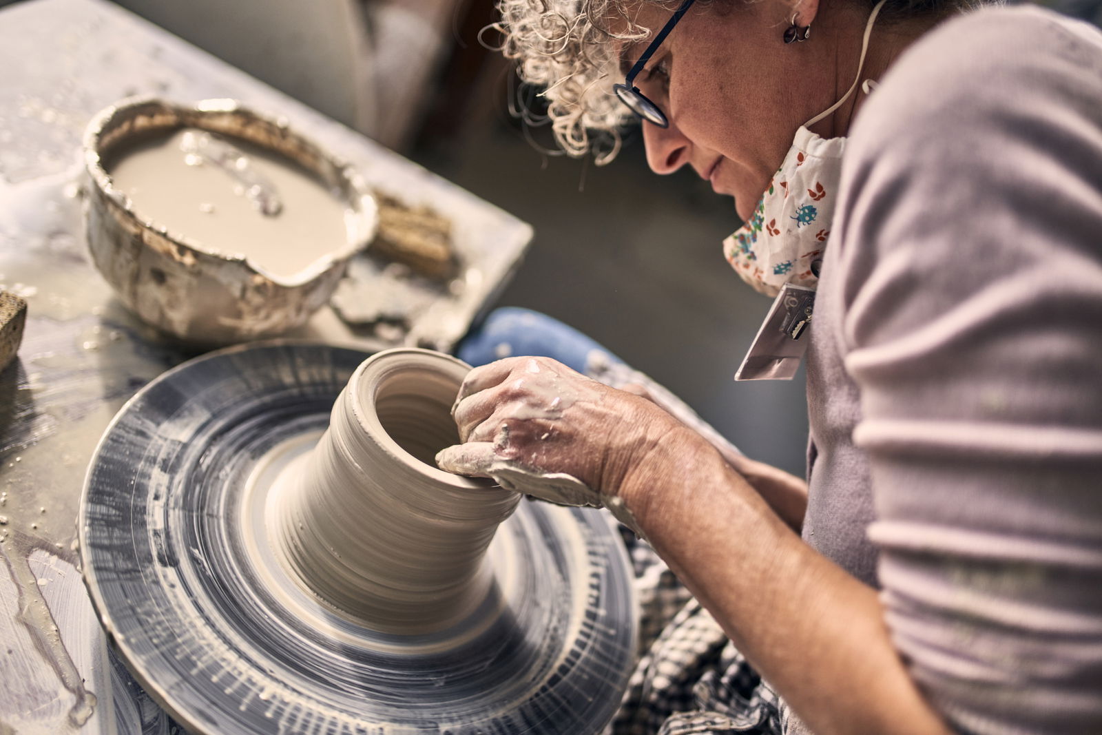 Maria Meyer, workshop, keramikgruppe, drehen, töpfern, ton, handarbeit, frau, licht, drehscheibe, höhr-grenzhausen, natur-kultur-keramik