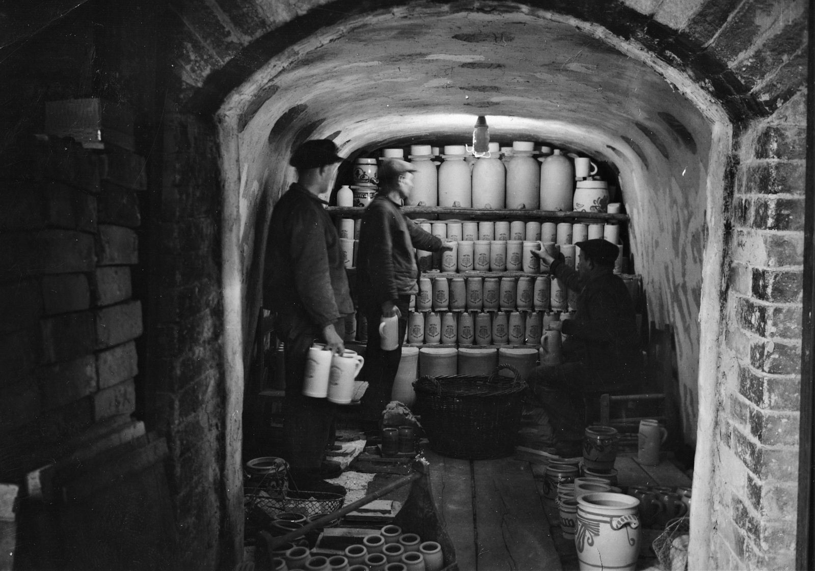 Historisches Bild von einem Kannenofen aus der Erzählung Kleines Feuer von Roland Giefer