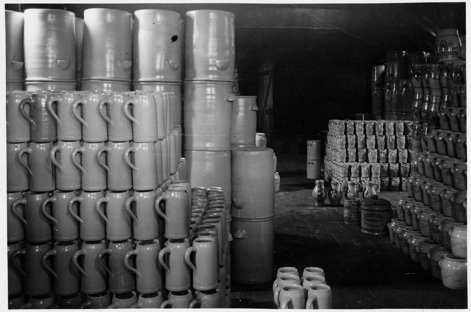 Historisches Bild von Steinzeugkrügen vor einem Kannenofen aus der Erzählung Kleines Feuer von Roland Giefer