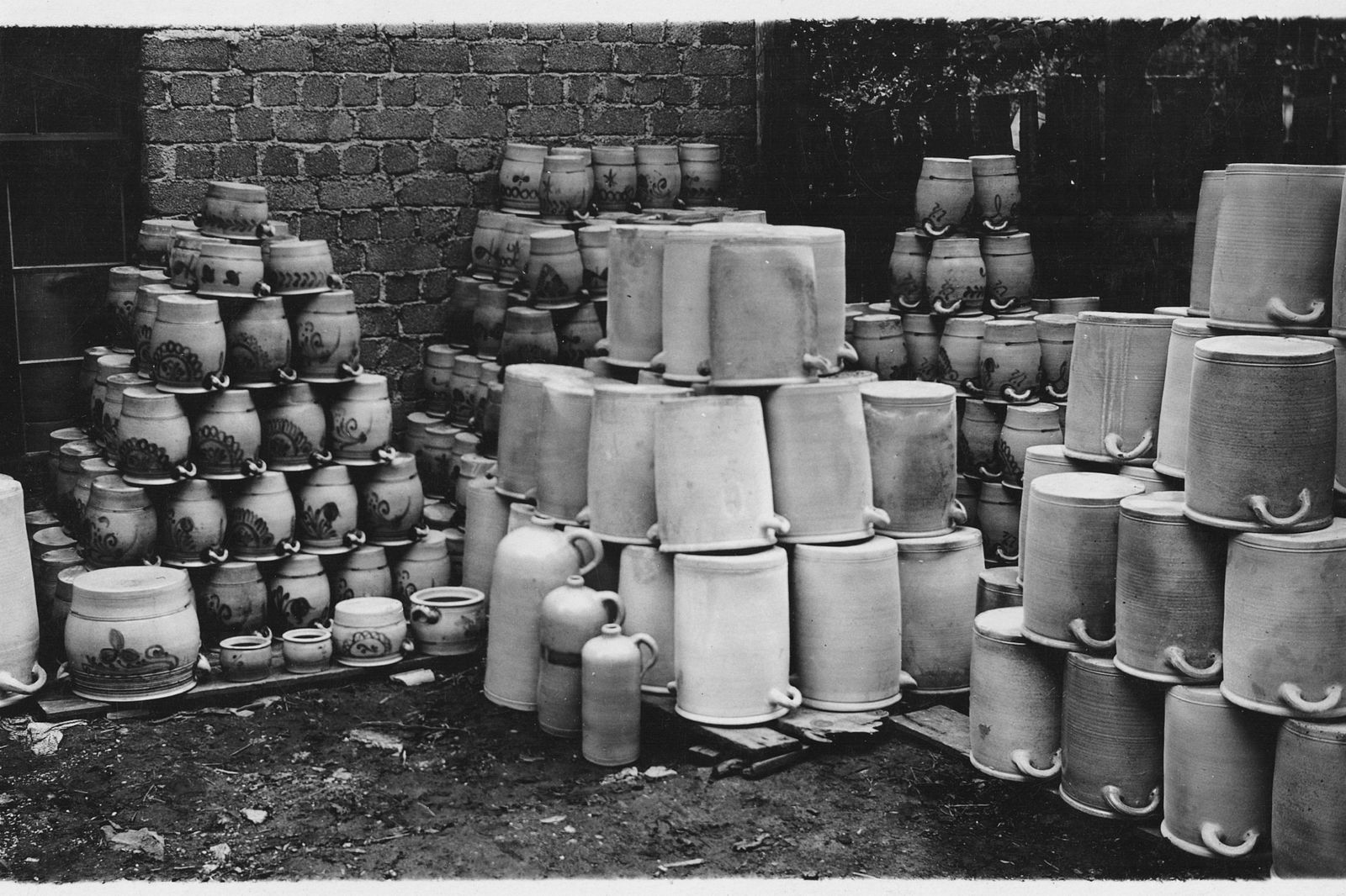 Historisches Bild von Steinzeugkrügen vor einem Kannenofen aus der Erzählung Kleines Feuer von Roland Giefer