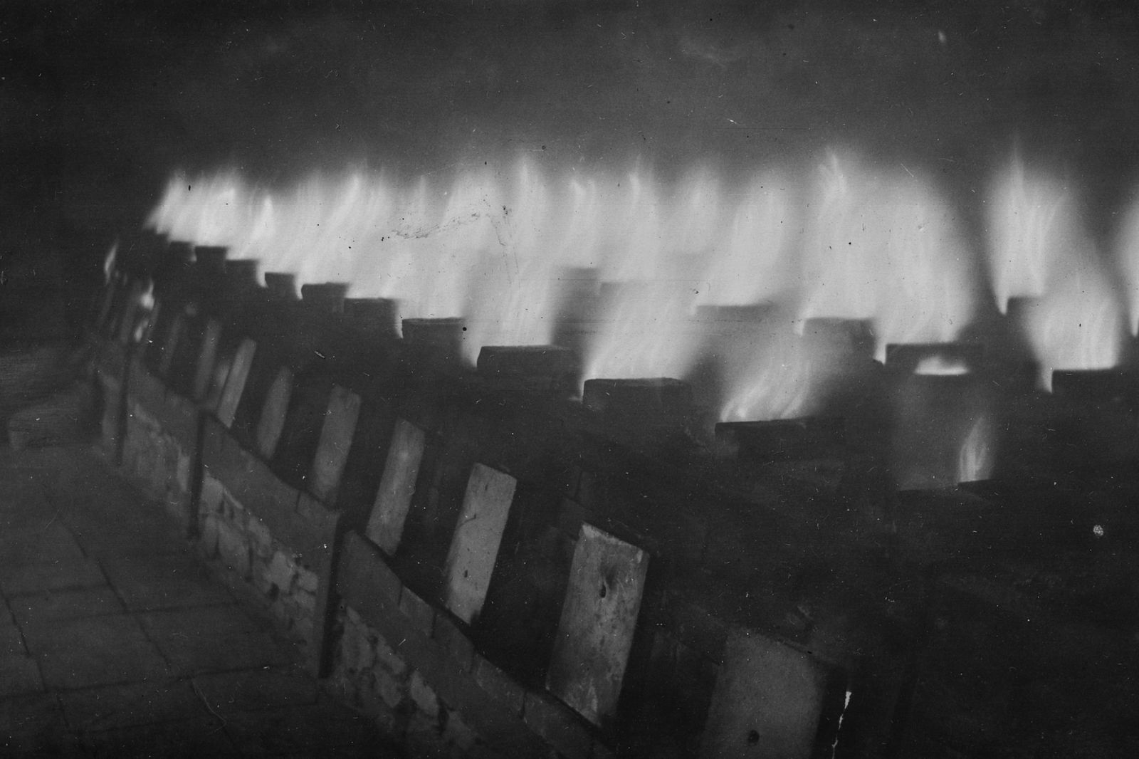 Historisches Bild von einem Kannenofen aus der Erz&auml;hlung Kleines Feuer von Roland Giefer