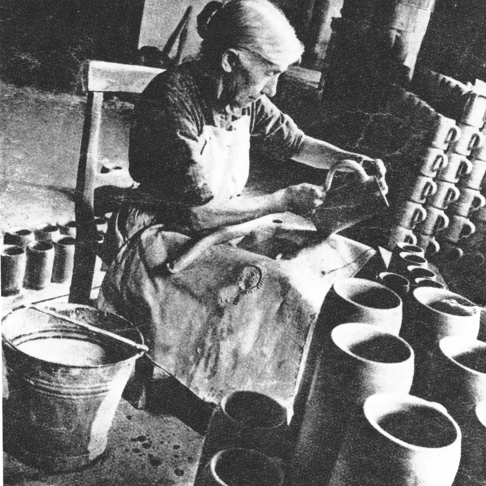 Historisches Bild von Blauerinnen vor einem Kannenofen aus der Erzählung Kleines Feuer von Roland Giefer