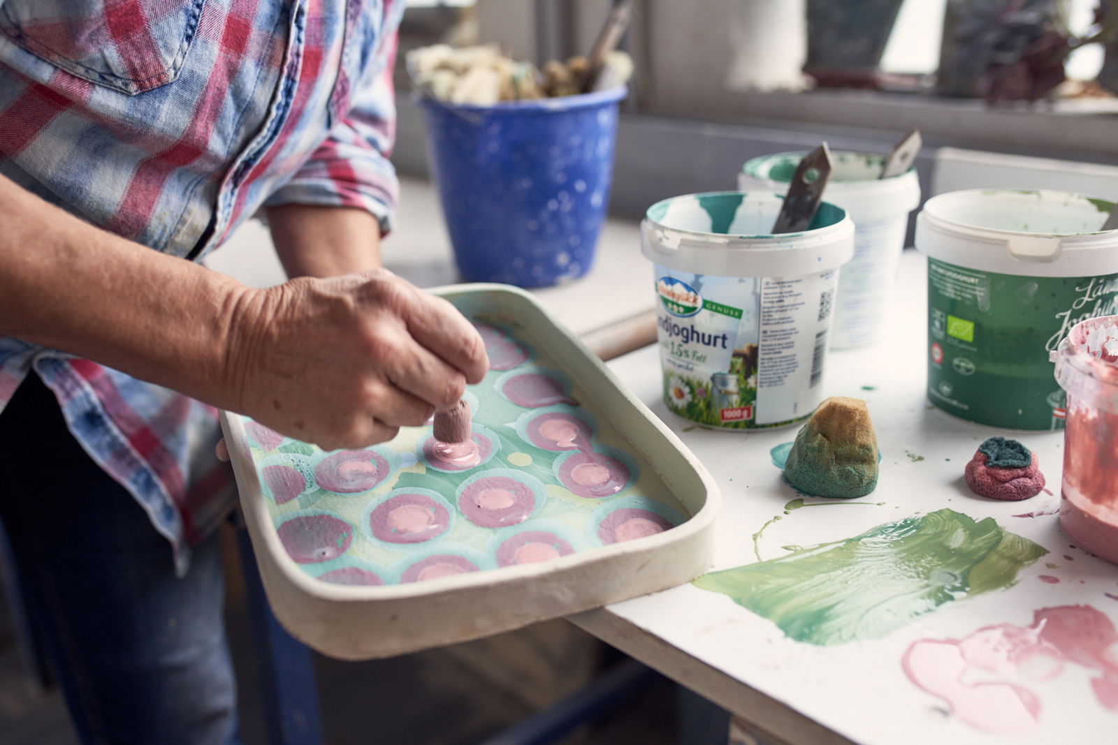 Susanne Altzweig, Keramikerin aus H&ouml;hr-Grenzhausen dekoriert eine Keramikschale.