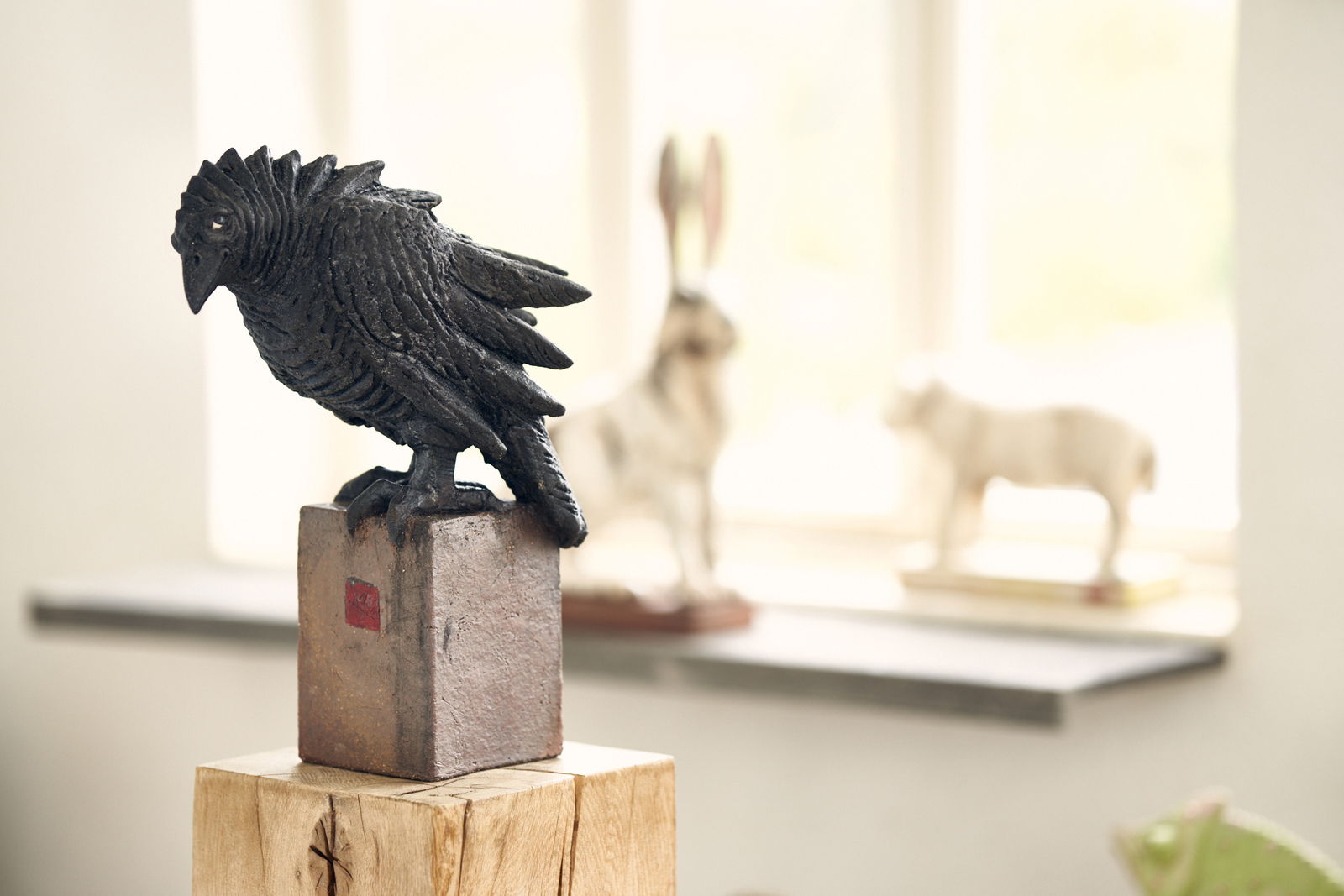 Rabe Tierskulptur aus derKeramikwerkstatt Andreas Hinder