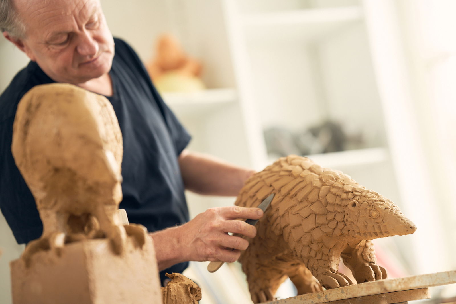 modellieren einer keramischen Tierskulptur