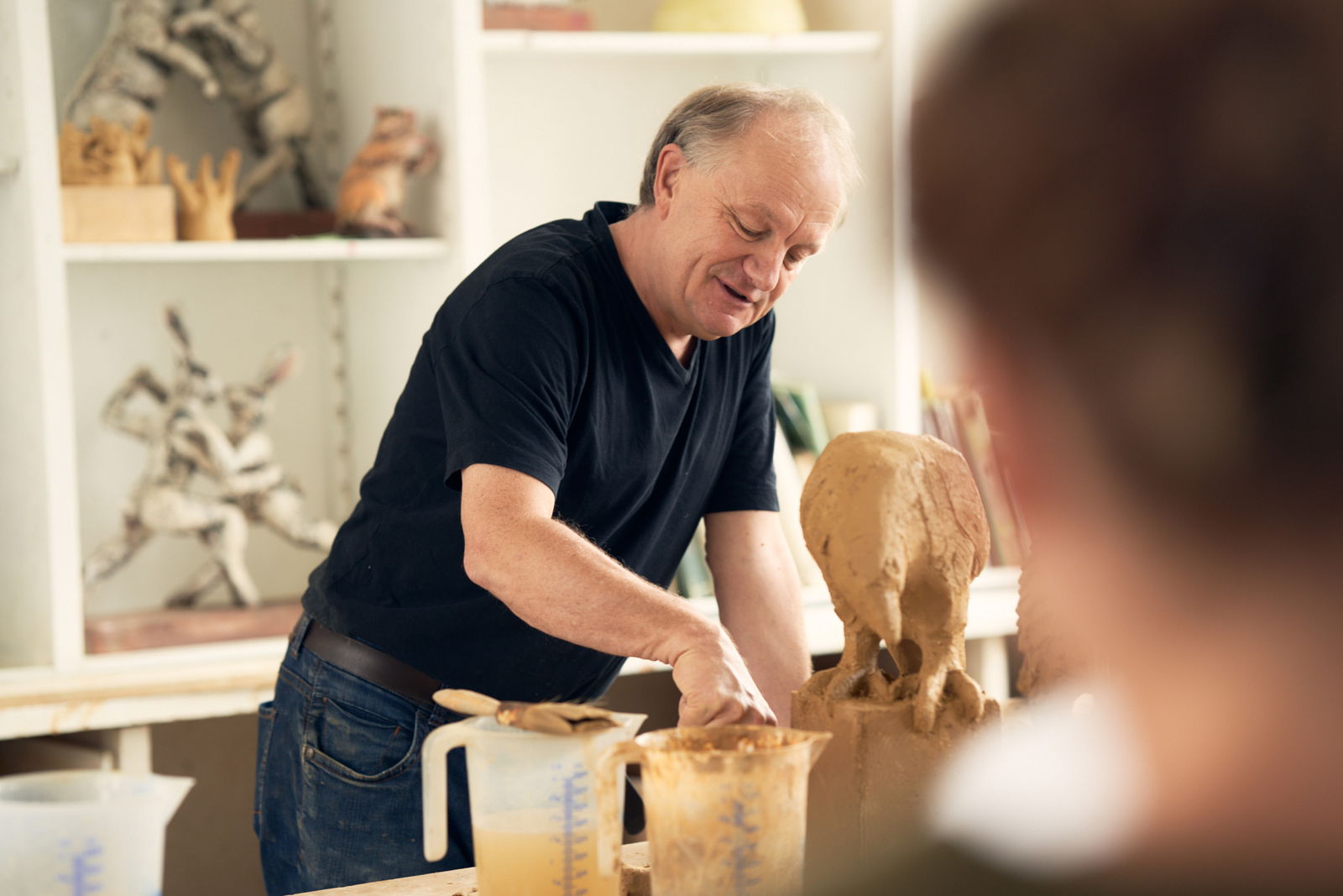 modellieren einer keramischen Tierskulptur