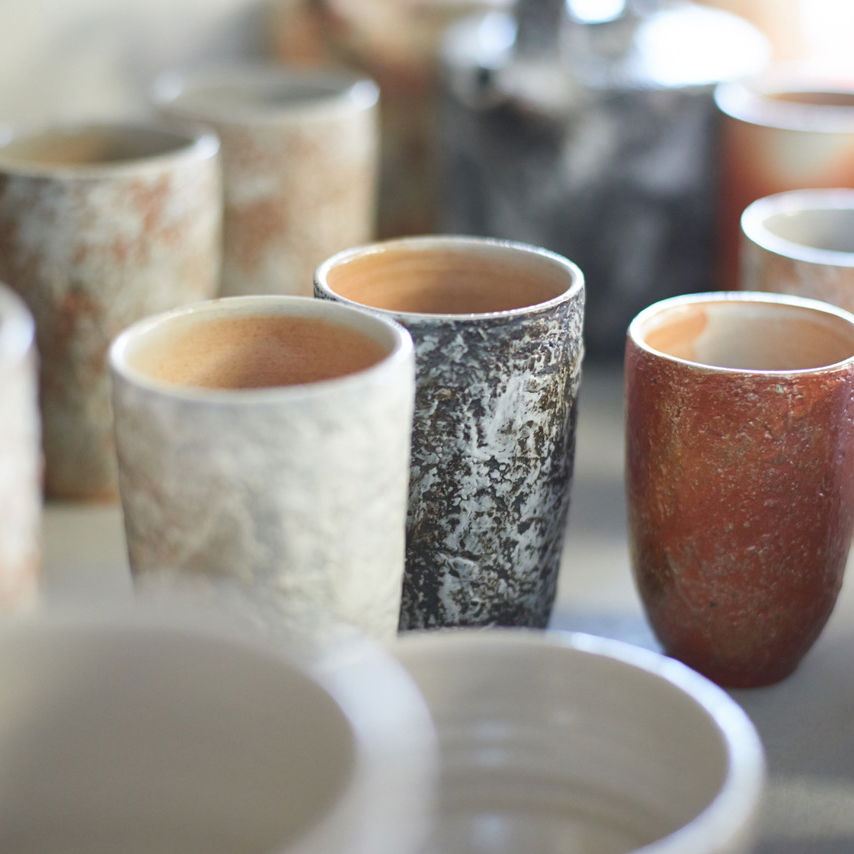 Salzgebrannte Becher des in Höhr-Grenzhausen ansässigen Keramikers Martin Goerg