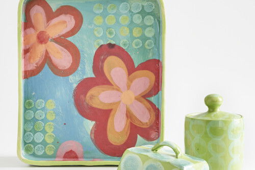 farbiges Steinzeuggeschirr der Keramikerin Susanne Altzweig