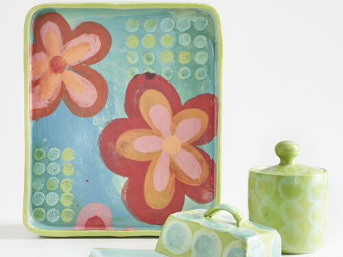 farbiges Steinzeuggeschirr der Keramikerin Susanne Altzweig