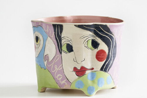 Farbiges Steinzeuggeschirr der Keramikerin Tine Angerer