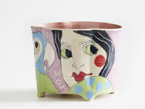 Farbiges Steinzeuggeschirr der Keramikerin Tine Angerer