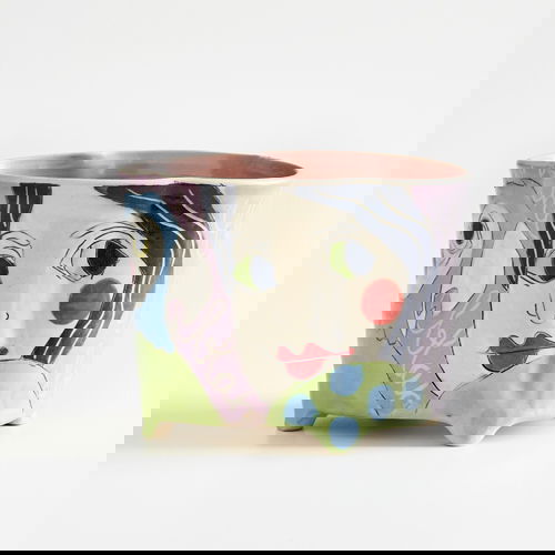 Farbiges Steinzeuggeschirr der Keramikerin Tine Angerer