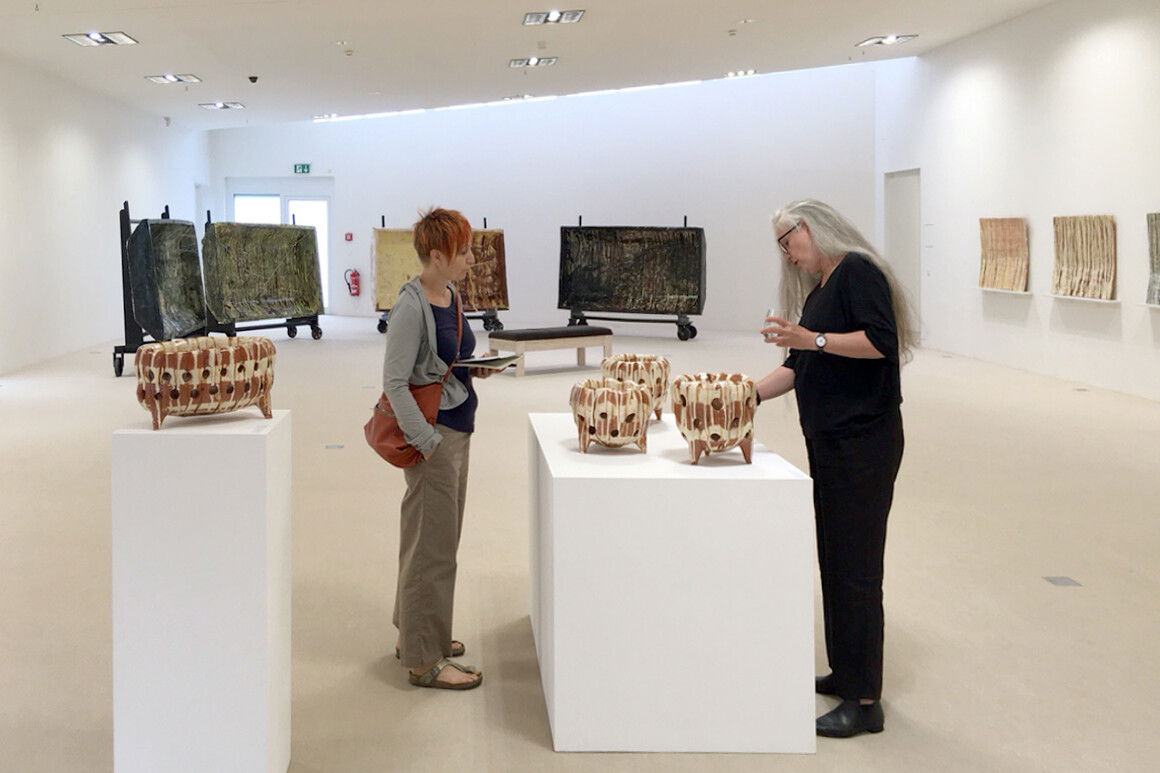 Monika Debus im Gespräch mit der norwegischen Künslerin Marit Tingleff im Keramikmuseum Westerwald