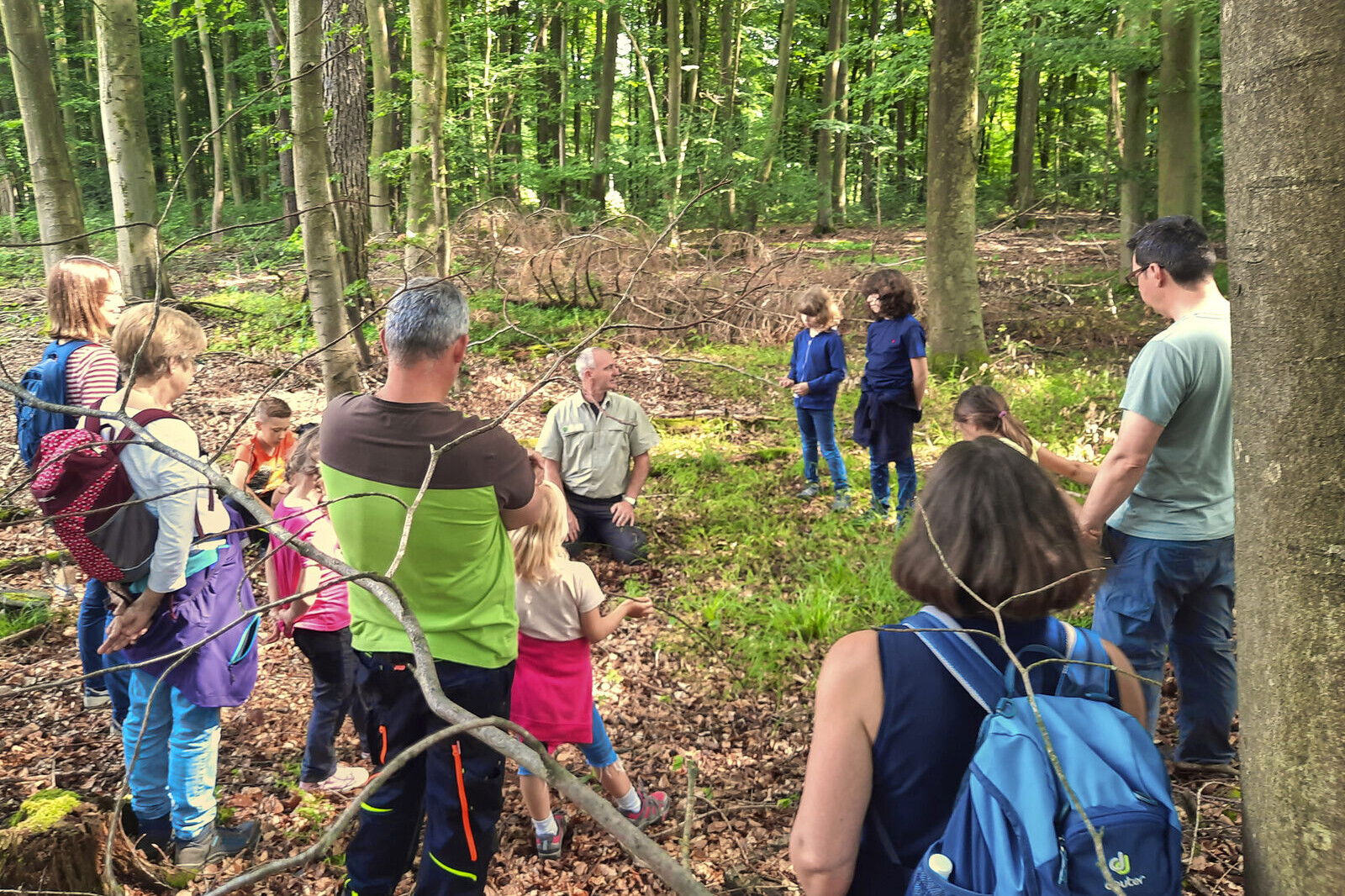 Dem Förster über die Schulter geschaut - Wanderung mit Kindern durch den Wald