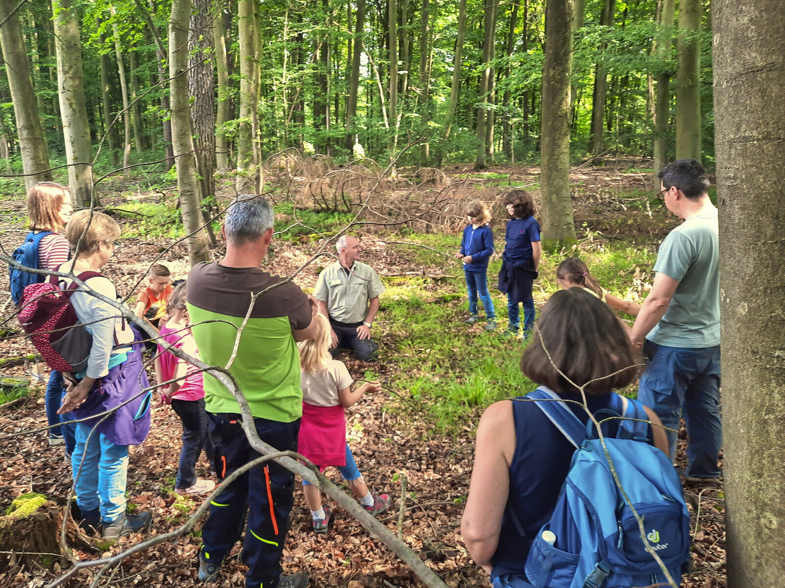 Dem Förster über die Schulter geschaut - Wanderung mit Kindern durch den Wald