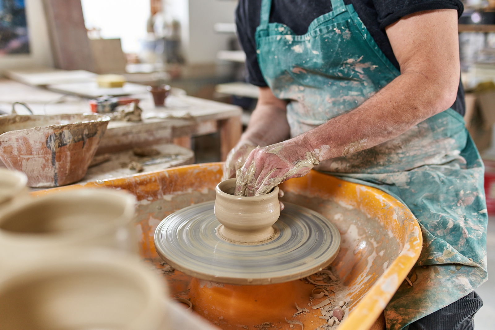 Drehen an der Töpferscheibe Keramikwerksatt Armin Skirde