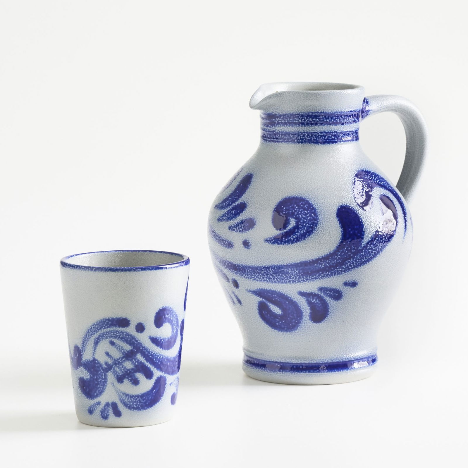 Grau-blau salzglasierter Bembel der Töpferei Girmscheid in Höhr-Grenzhausen