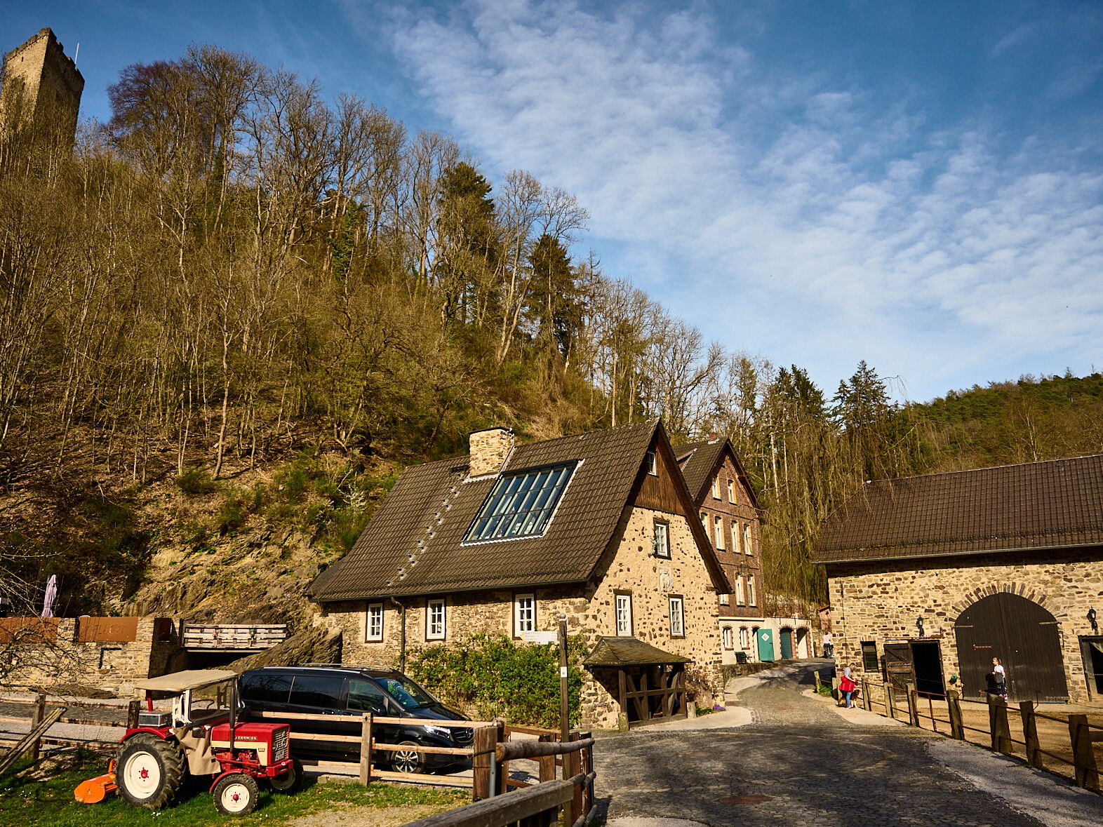 Mühle Grenzau mit Burgruine Grenzau im Brexbachtal