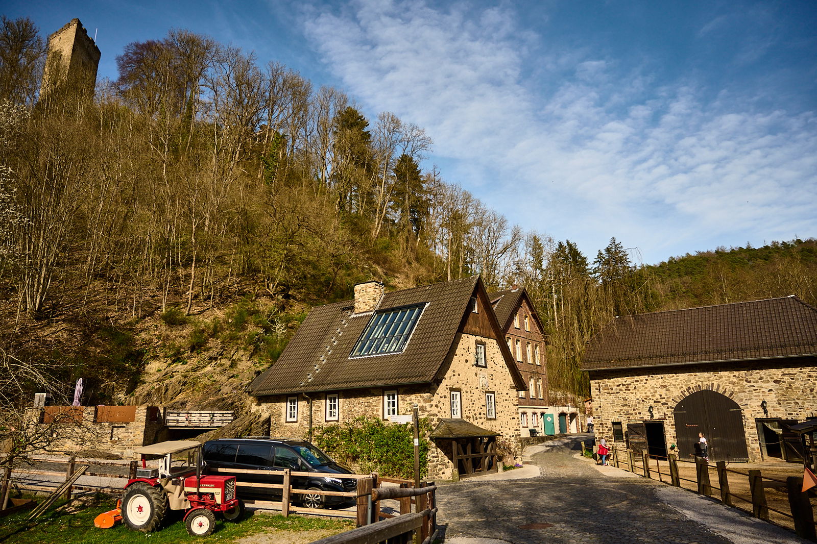 Mühle Grenzau mit Burgruine Grenzau im Brexbachtal