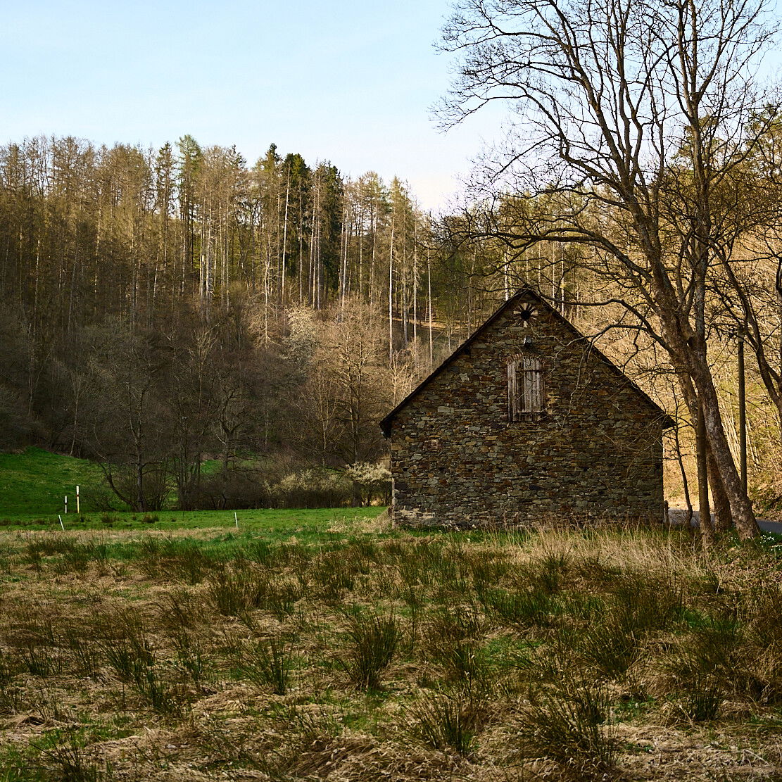 Vorbei an einer alten Scheune im Brexbachtal