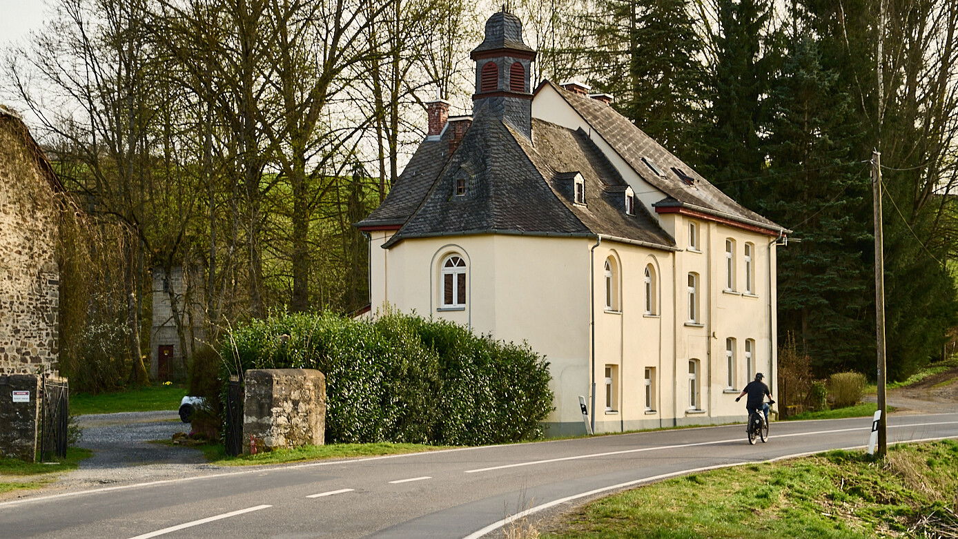 Über die Sayn, vorbei am Hofgut Adenroth und dann zurück in den Wald