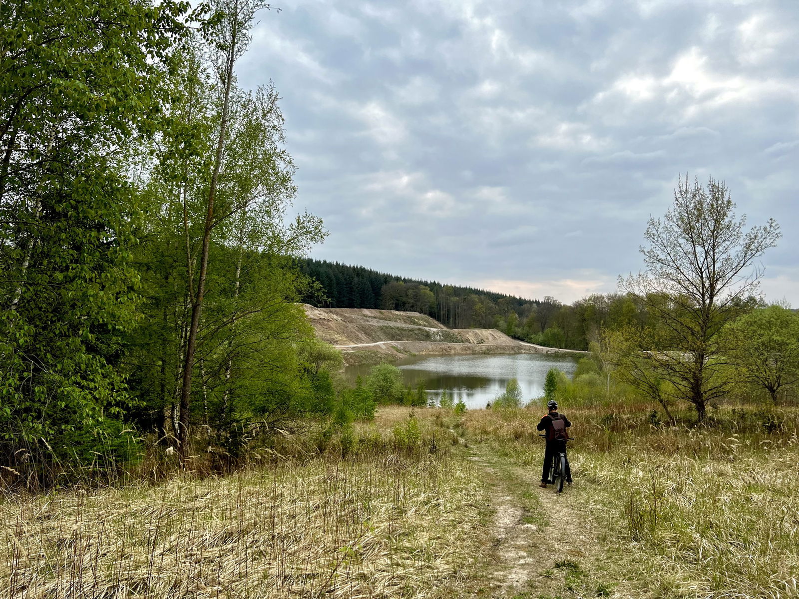 Blick auf die Tongrube Höhrer Löcher