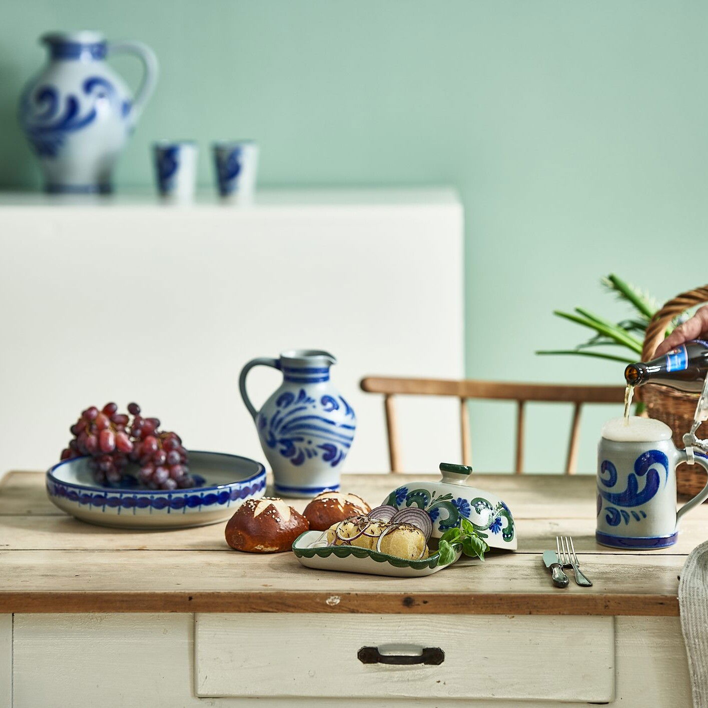 girmscheid-blaugrau-steinzeug-salzbrand-foodkeramik-foodfotografie-wlachopulos-thoss-naturkulturkeramik-essen-handkäs-trauben-bier-essen-food-hoehrgrenzhausen