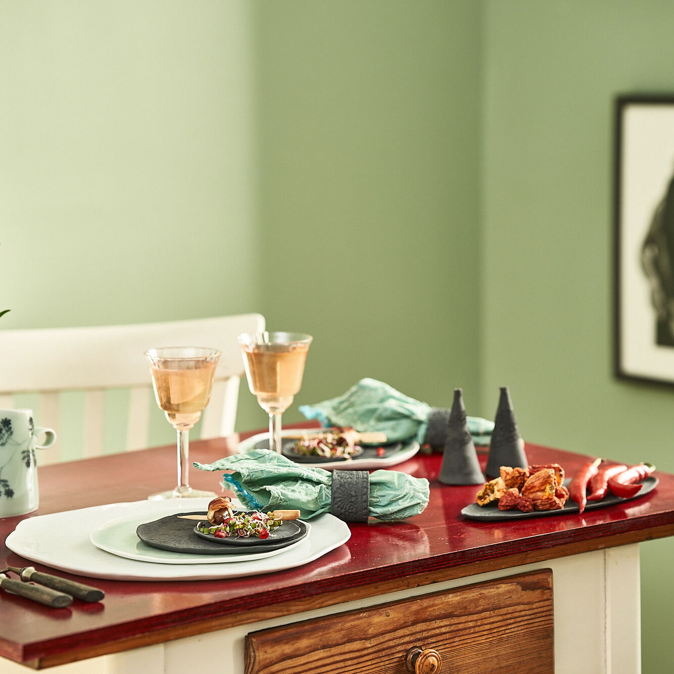 claudiahenkel-tisch-foodkeramik-porzellan-hoehrgrenzhausen-naturkulturkeramik-foodfotografie-wlachopulos-thoss-grenzhausen-essen-keramik-gebrauchskeramik-geschirr-teller-tassen-schalen