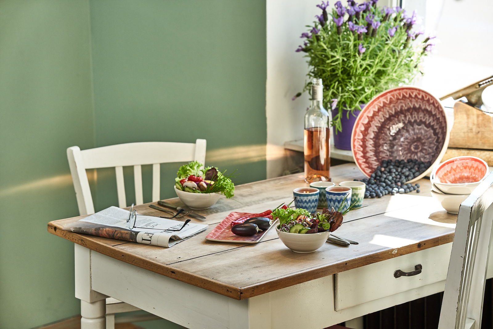 gedecktertisch-foodkeramik-essen-keramikteller-keramiktasse-keramikschalle-salat-foodfotografie-essen-wlachopulos-hoehrgrenzhausen-keramikstadt-westerwald-naturkulturkeramik