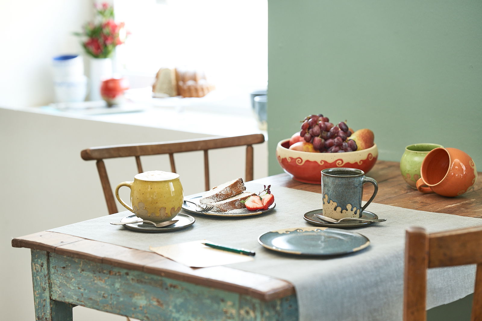 tisch-essen-trauben-keramik-schale-tasse-teller-petrawaters-kuchen-foodkeramik-naturkulturkeramik-wlachopulos-foodfotografie-thoss-hoehrgrenzhausen-keramikkasino