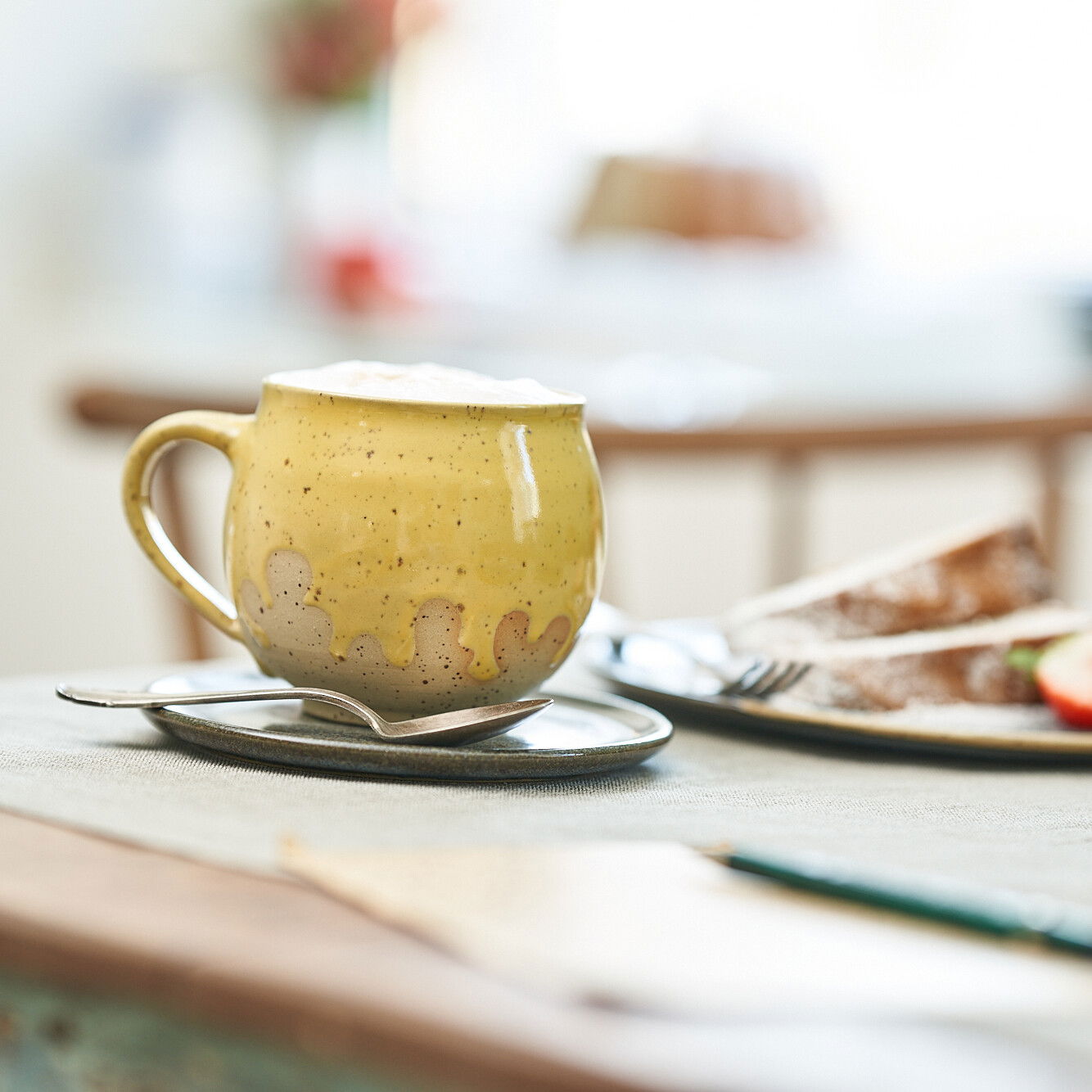 kaffee-tasse-petrawaters-keramikkasino-essen-foodkeramik-foodfotografie-lecker-kuchen-naturkulturkeramik-essen-wlachopulos-thoss-hoehrgrenzhausen