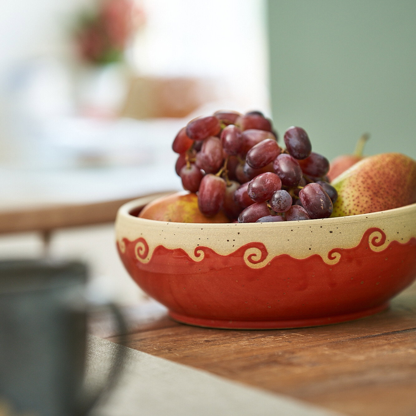 schale-keramik-foodkeramik-essen-trauben-petrawaters-gebrauchskeramik-foodfotografie-steinzeug-naturkulturkeramik-wlachopulos-thoss