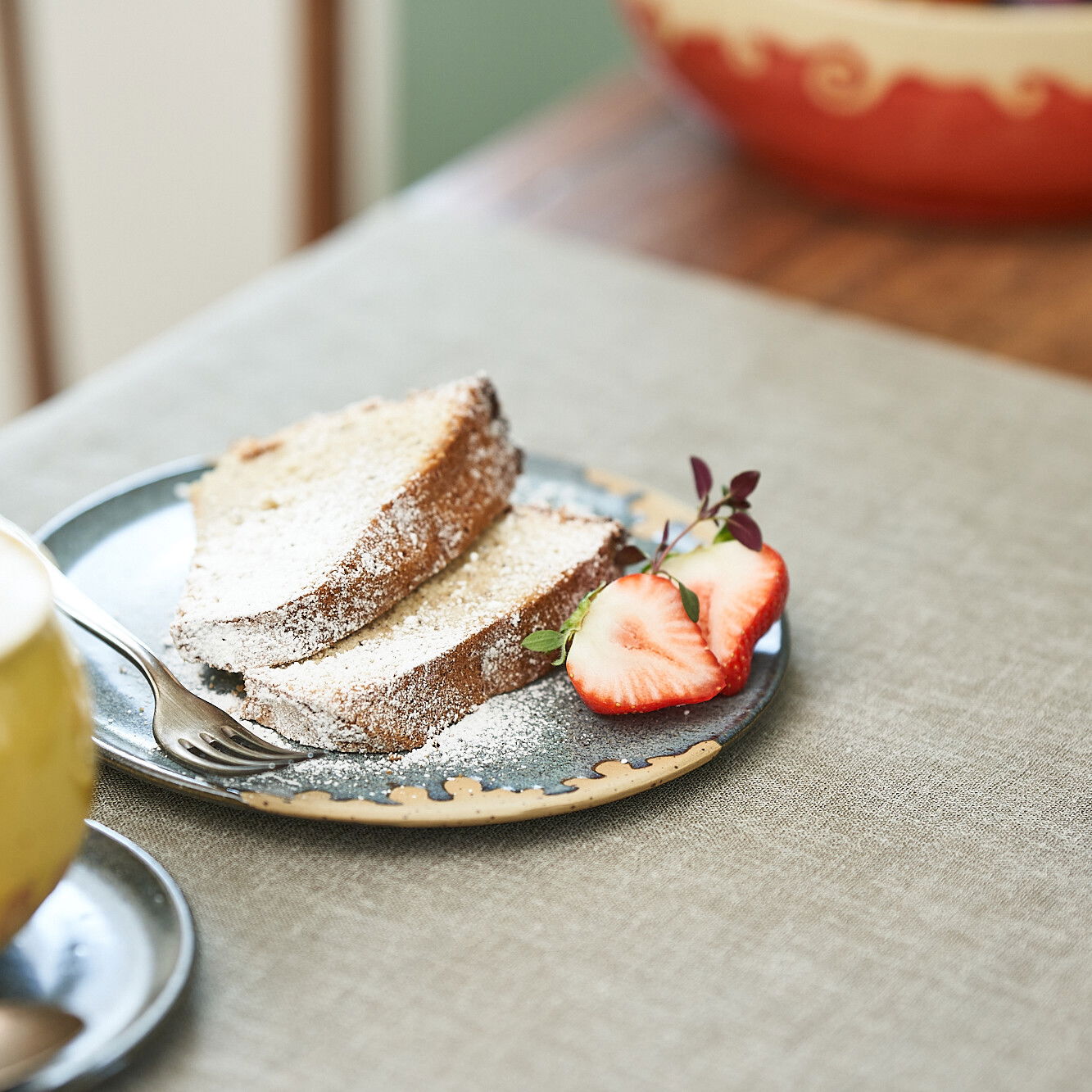 petrawaters-essen-foodkeramik-kuchen-lecker-kaffee-cafe-teller-tasse-steinzeug-food-gebrauchskeramik-foodfotografie-naturkulturkeramik-thoss-wlachopulos