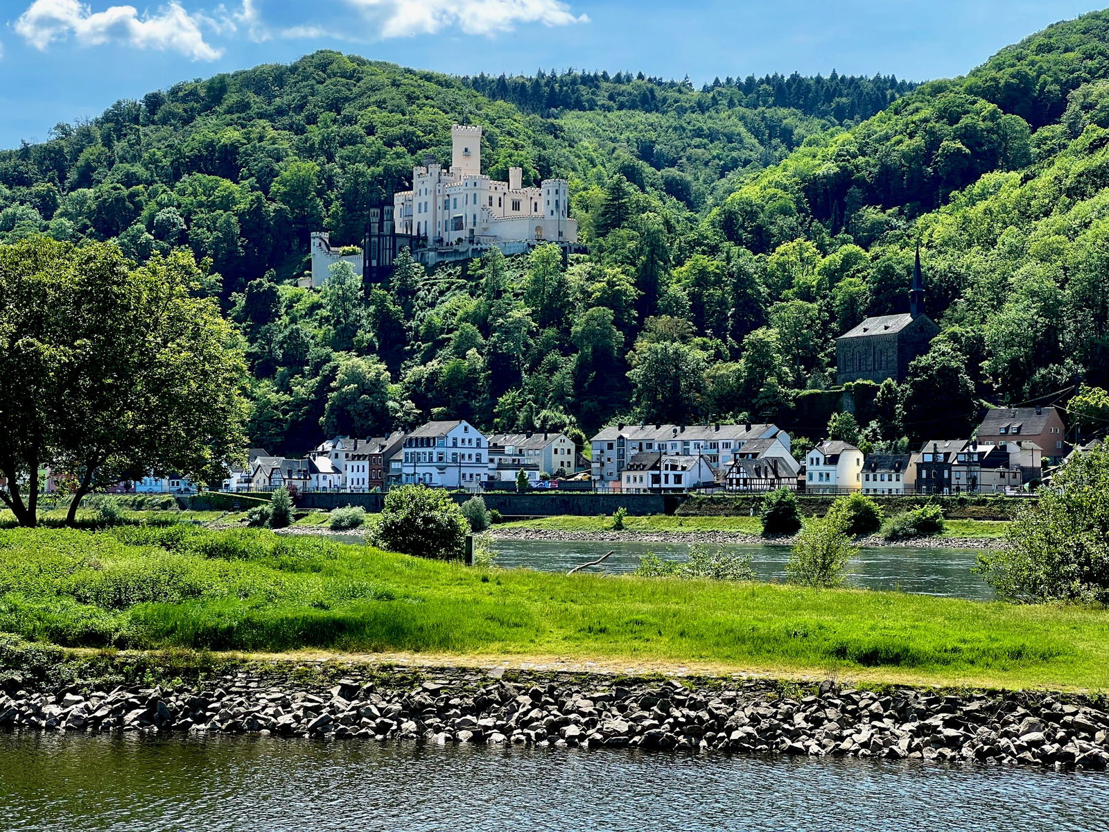 Blick auf Schloß Stolzenfels, Stadtteil Koblenz-Stolzenfels von der Lahnmündung in Lahnstein