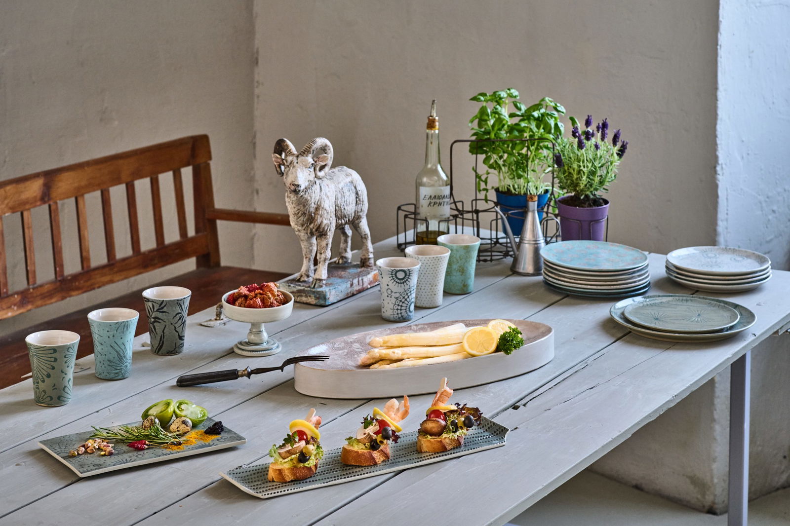 gedecktertisch-essen-andreashinder-basilikum-tisch-foodfotografie-wlachopulos-naturkulturkeramik-nicolethoss-steinzeug-gebrauchskeramik-foodkeramik-food-spargel-becher-teller-tassen-schalen