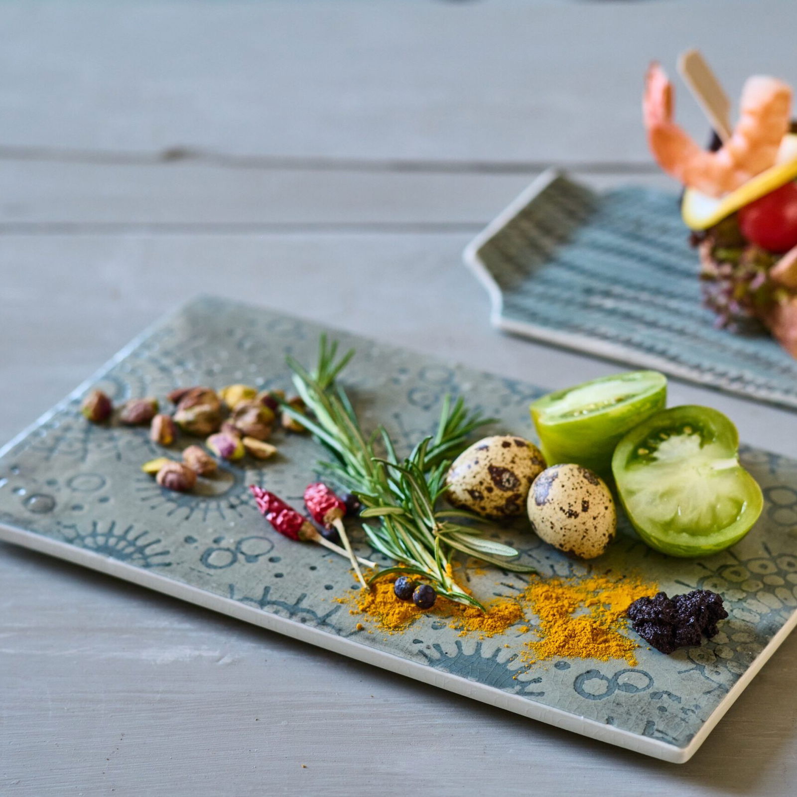 nicolethoos-essen-geschirr-siebdruck-foodkeramik-tomate-garnele-essen-lecker-naturkulturkeramik-foodfotografie-wlachopulos-hoehrgrenzhausen
