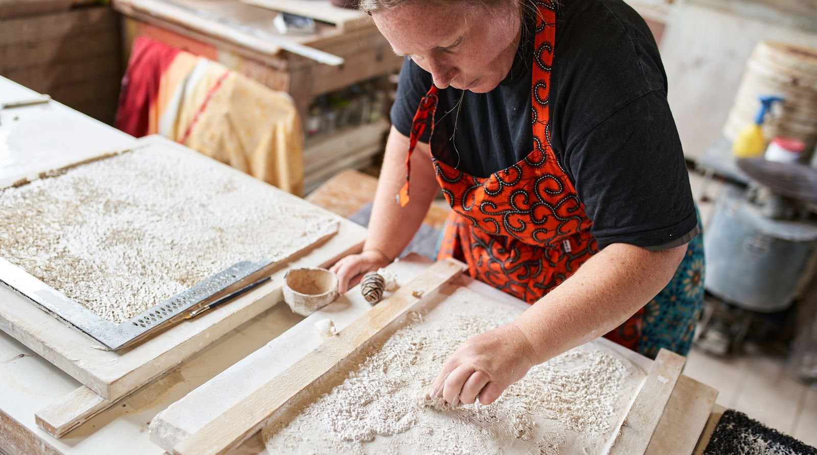 Grit Uhlemann fertigt ihre Porzellanlandschaften