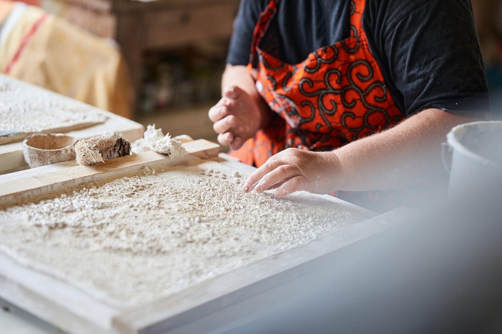 Grit Uhlemann fertigt ihre Porzellanlandschaften