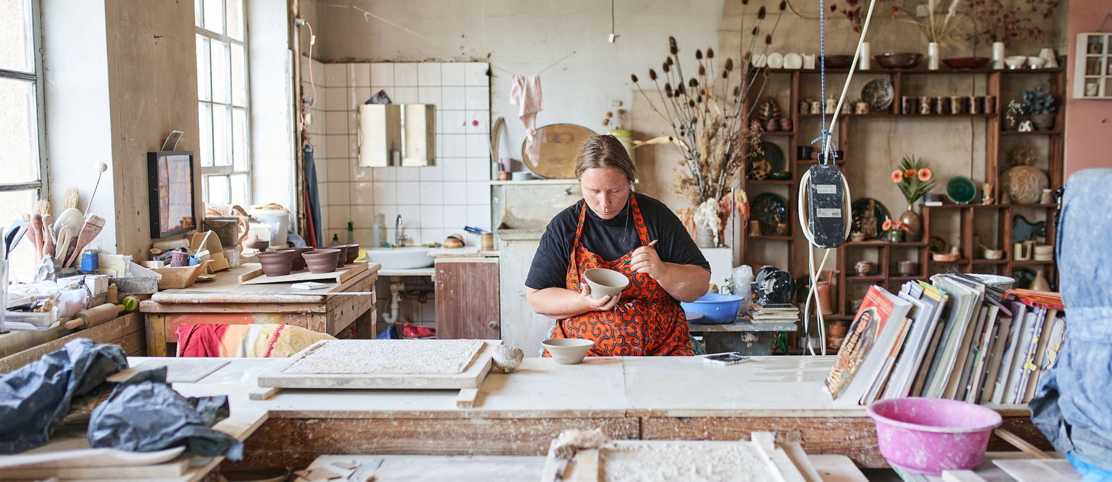 Grit bemalt ihr Geschirr