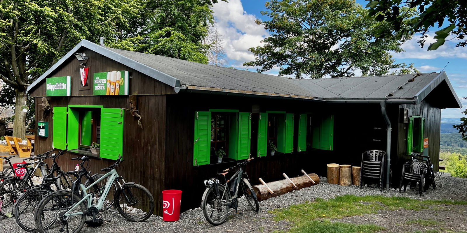 Die Köppelhütte mit Biergarten hinter der Hütte