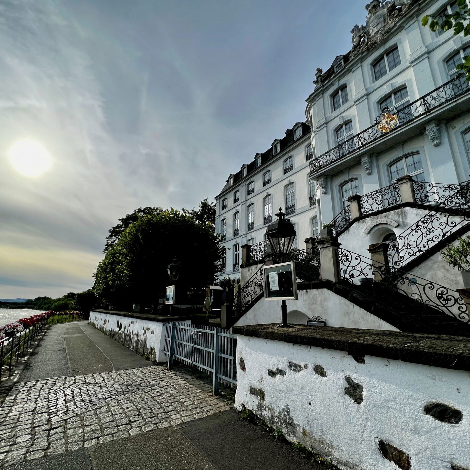 Vorbei am Schloss Engers