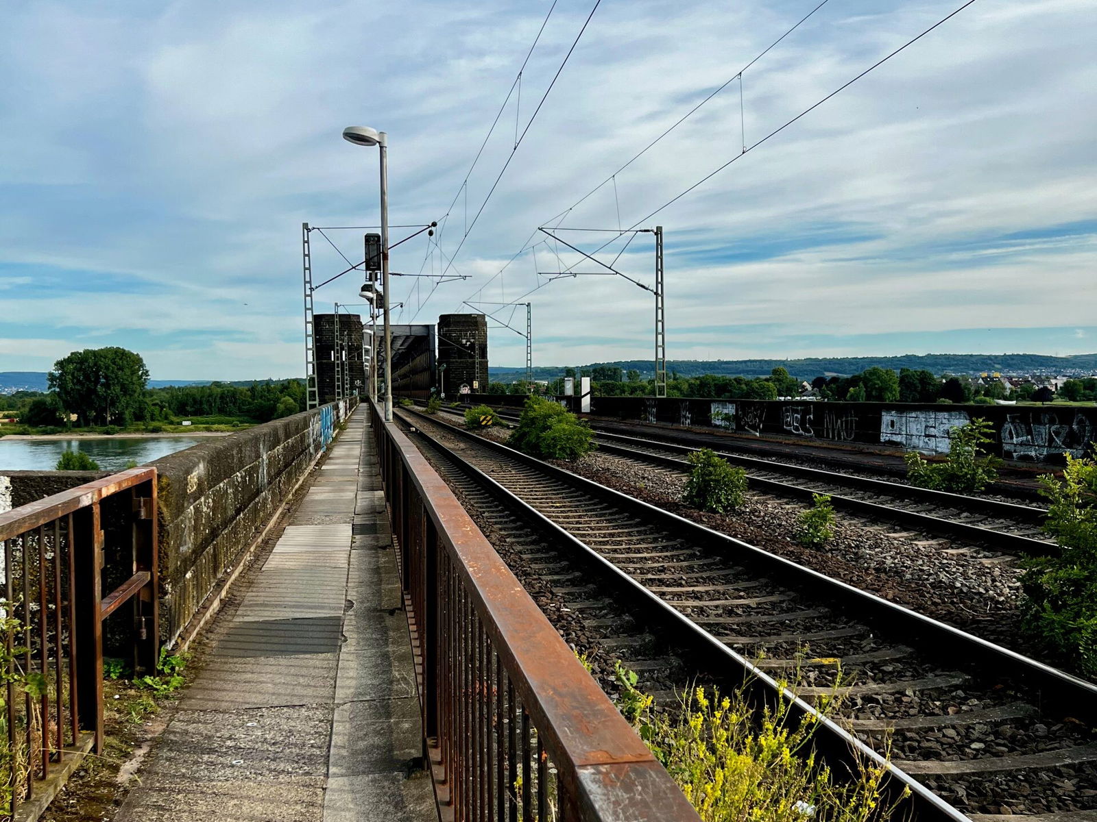 Auf dem Weg zur Eisenbahnbrücke