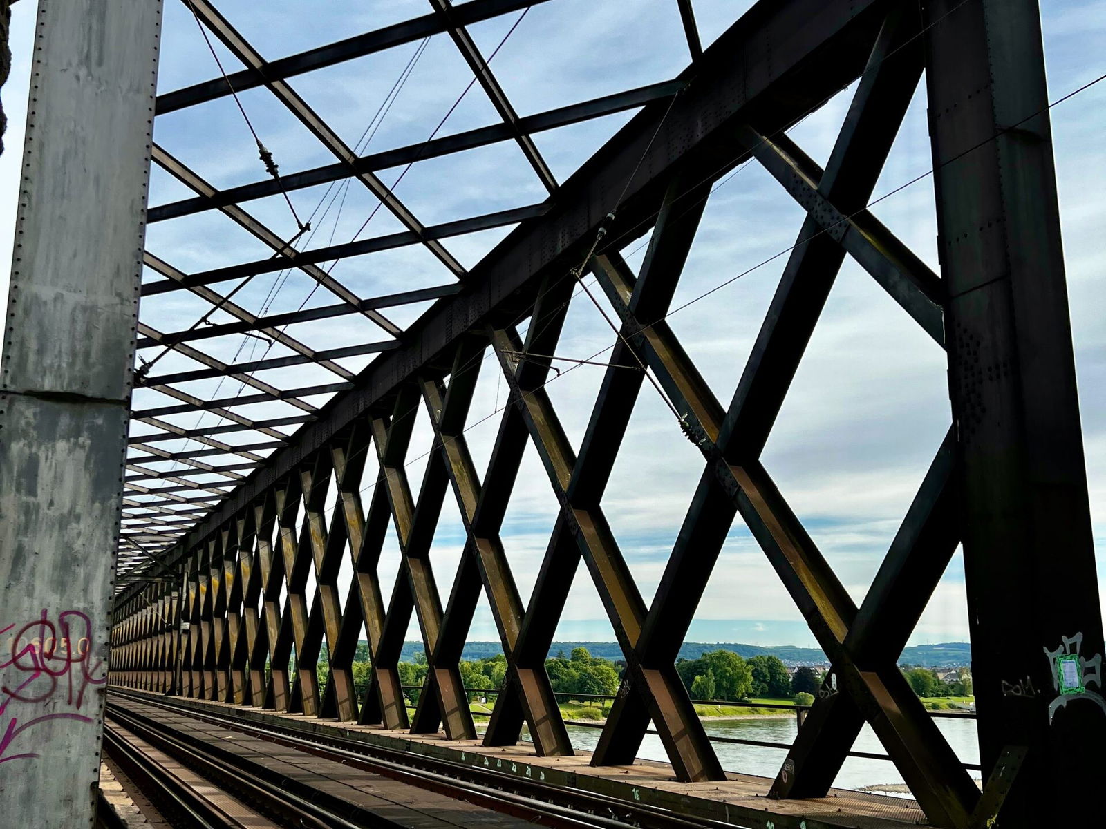 Jetzt geht's über die Brücke