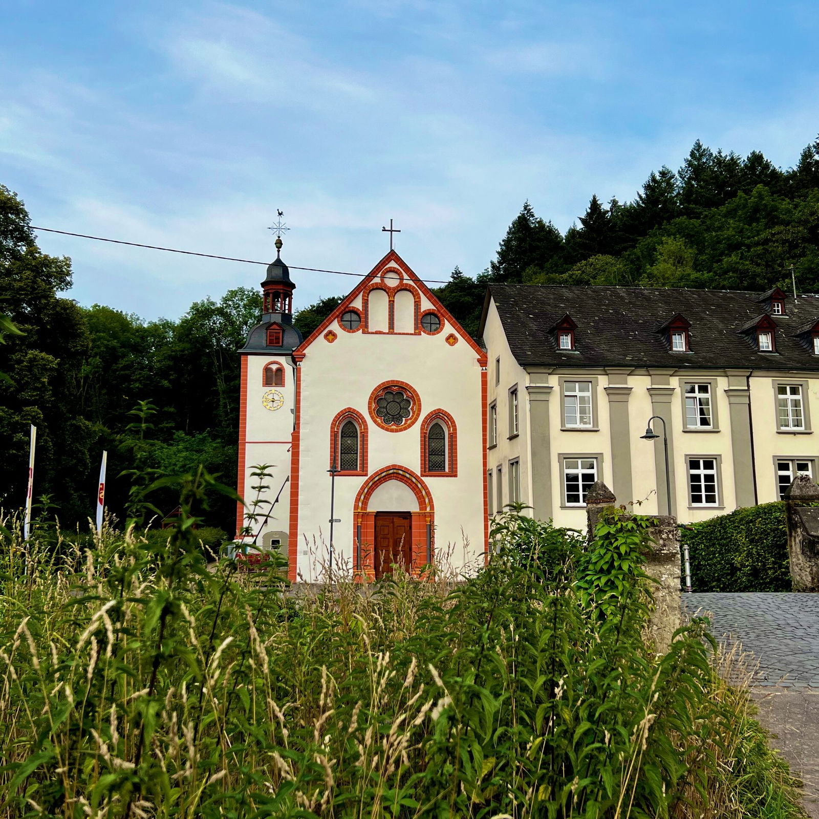 Blick auf die Abtei Sayn