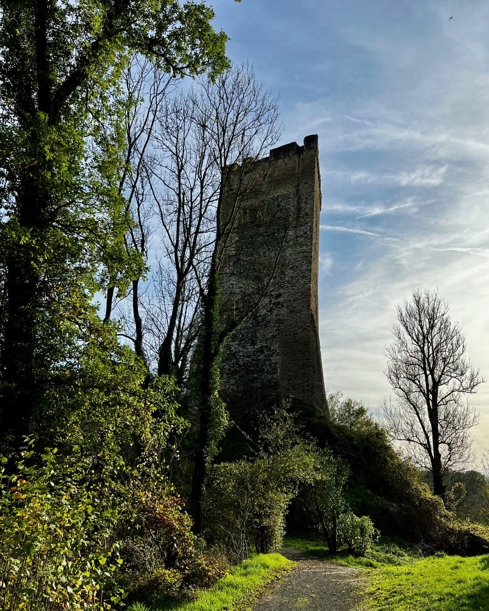 Dreieckiger Bergfried der Burg Grenzau