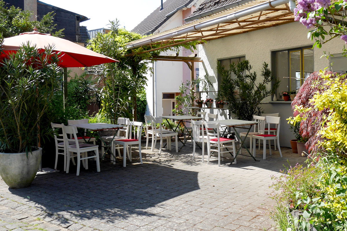 Terrasse vor der Ladengalerie Keramik.Kombinat in H&ouml;hr-Grenzhausen