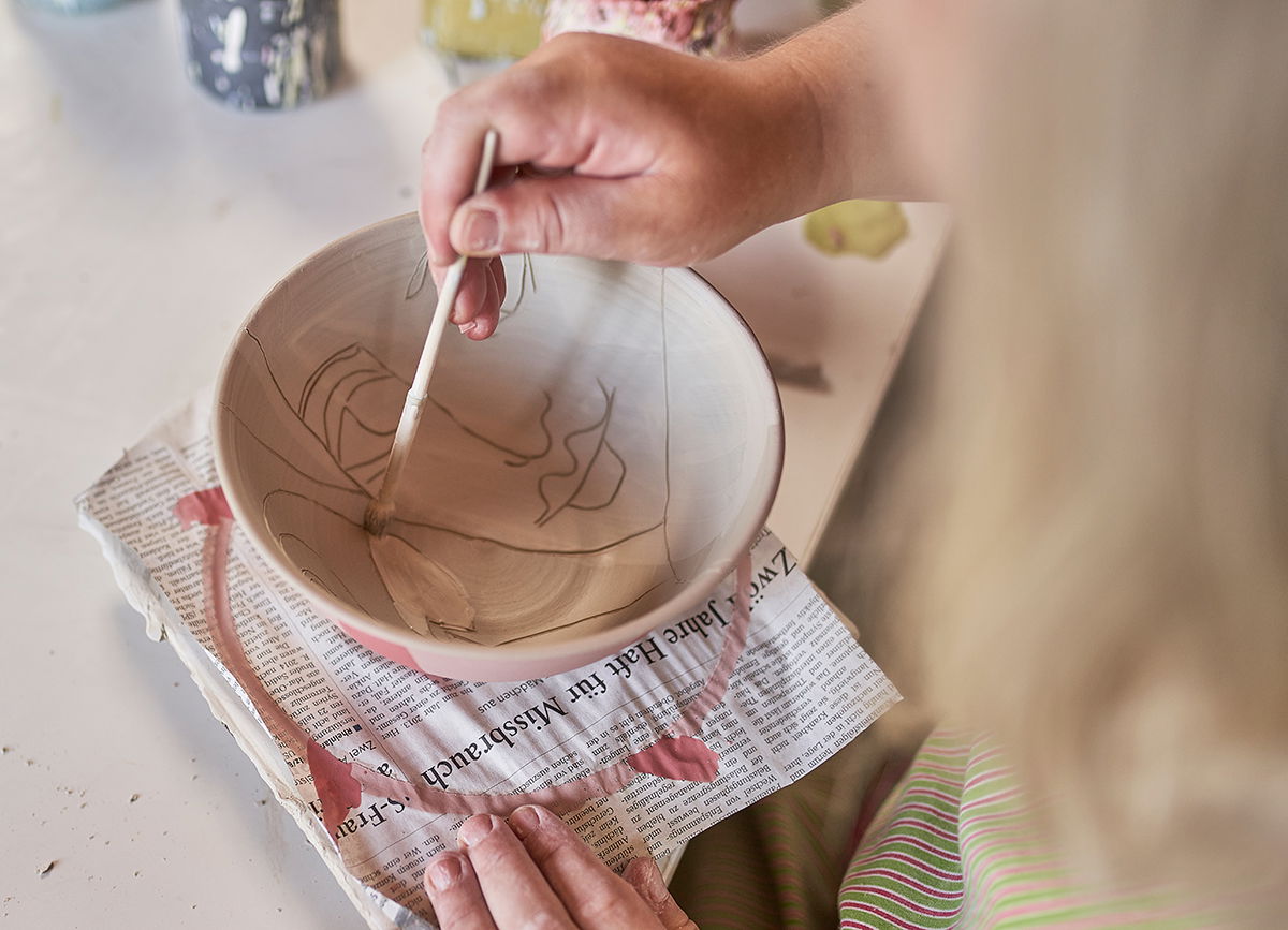 Tine Angerer, Keramikerin aus H&ouml;hr-Grenzhausen, beim bemalen ihrer Keramik